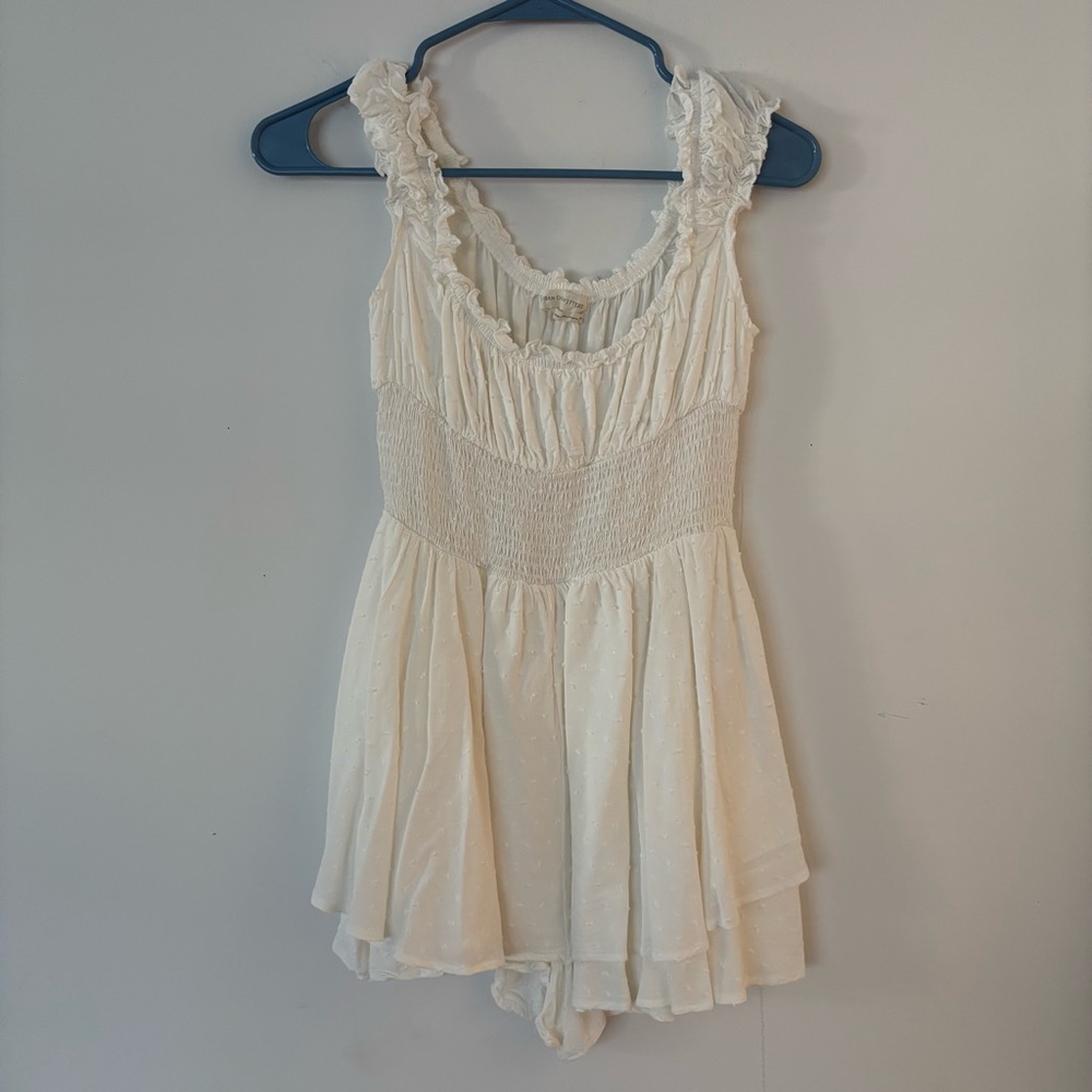 urban outfitters white ruched ruffle flowy puff sleeve short romper🤍